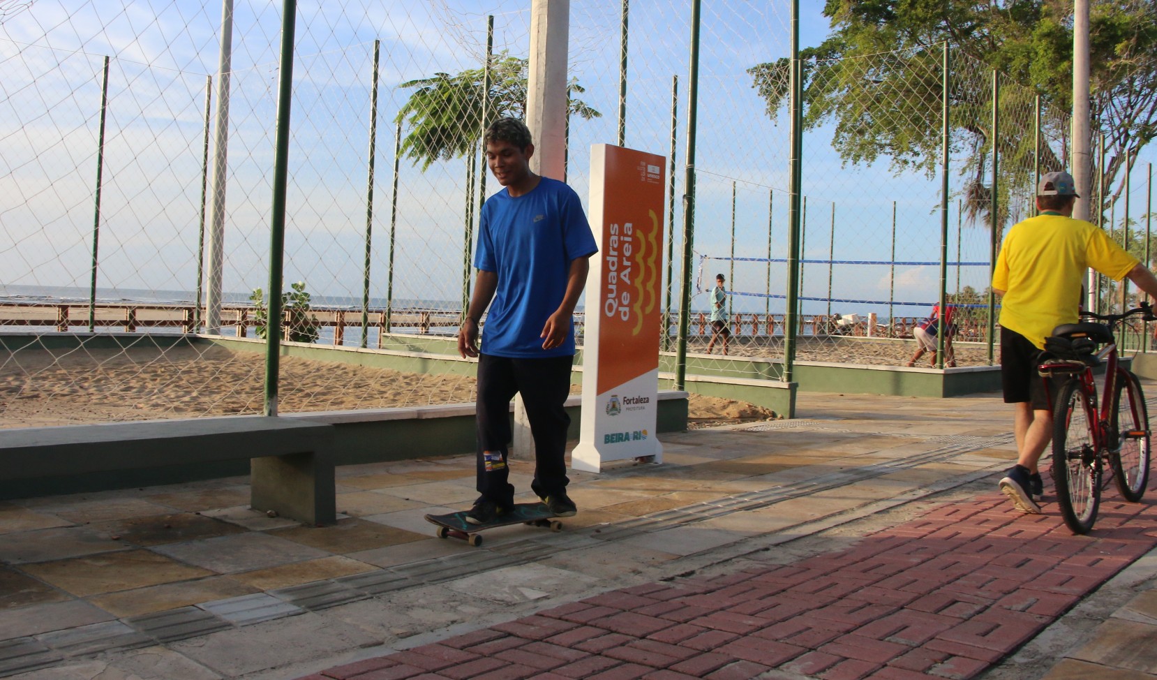 adolescente fazendo manobra do skate